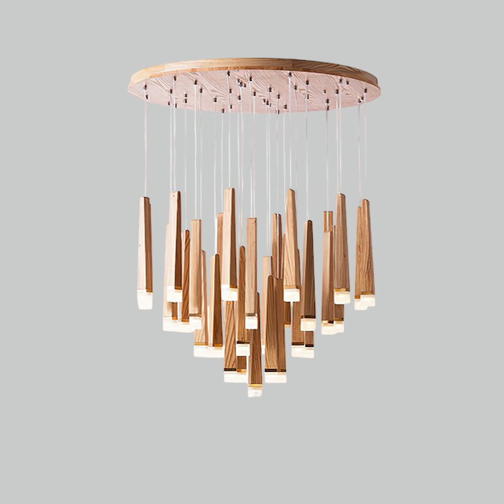 Sylielle ljuskrona i trä med vedpinneinspirerad design