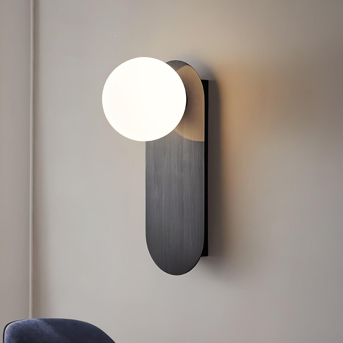 Eiralina vägglampa med platt bas, glob och mässingsfärgat glas