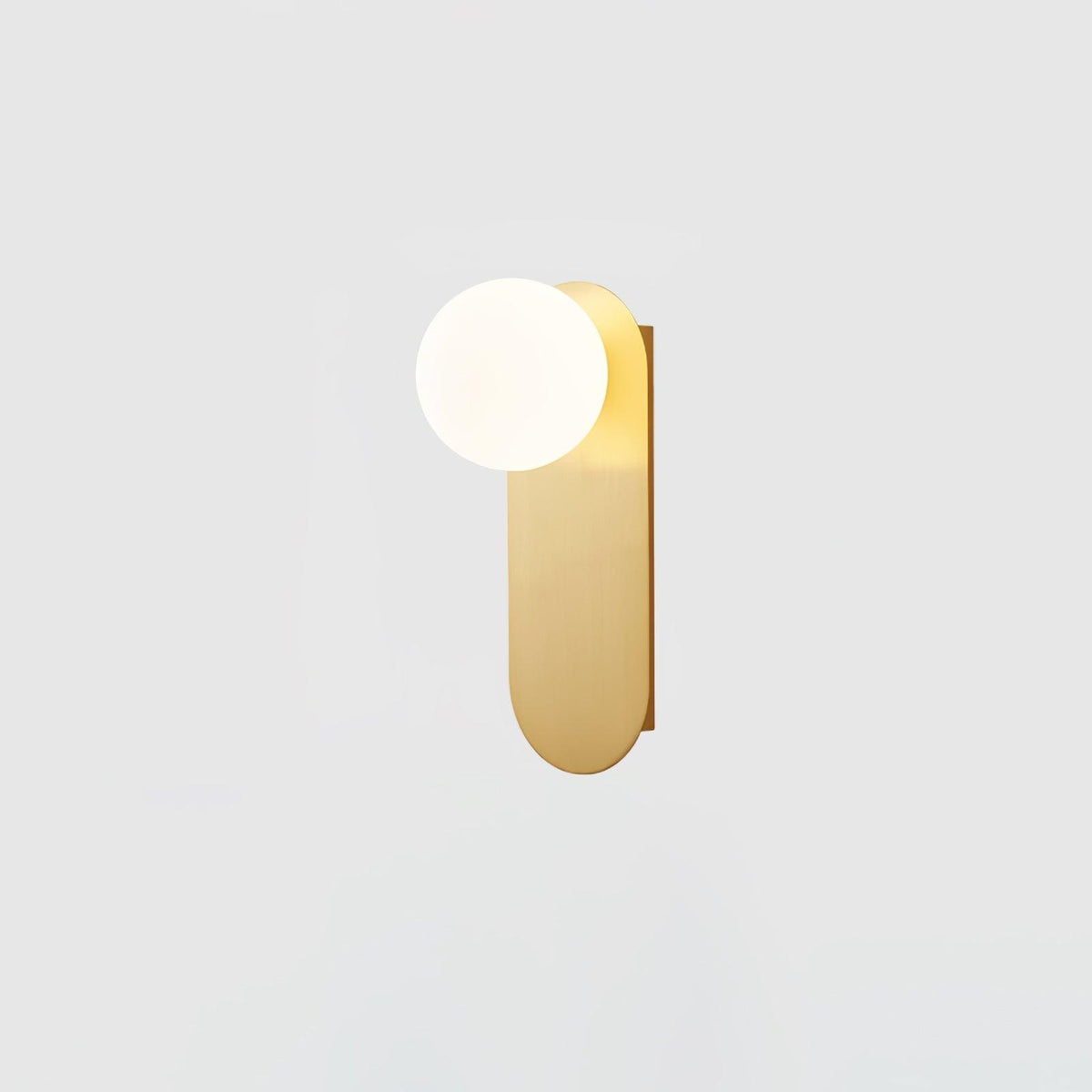 Eiralina vägglampa med platt bas, glob och mässingsfärgat glas