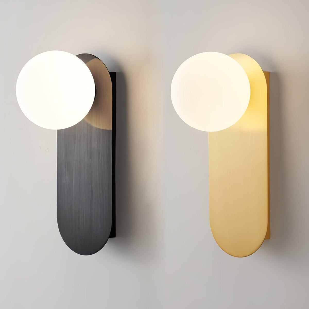 Eiralina vägglampa med platt bas, glob och mässingsfärgat glas