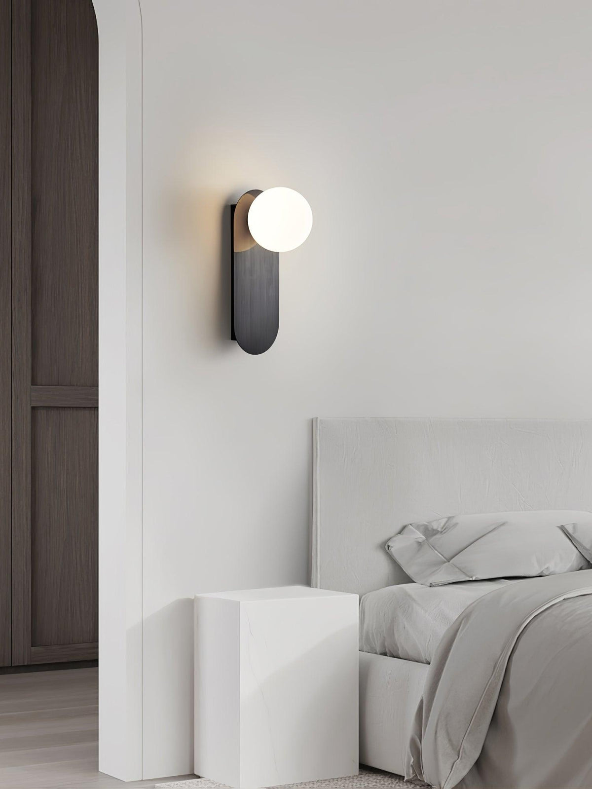 Eiralina vägglampa med platt bas, glob och mässingsfärgat glas