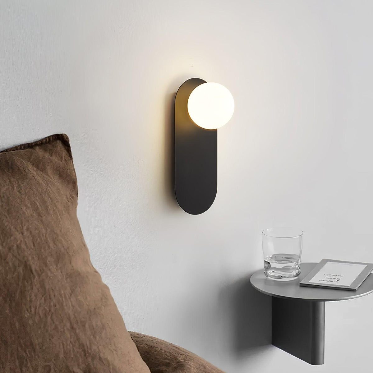 Eiralina vägglampa med platt bas, glob och mässingsfärgat glas