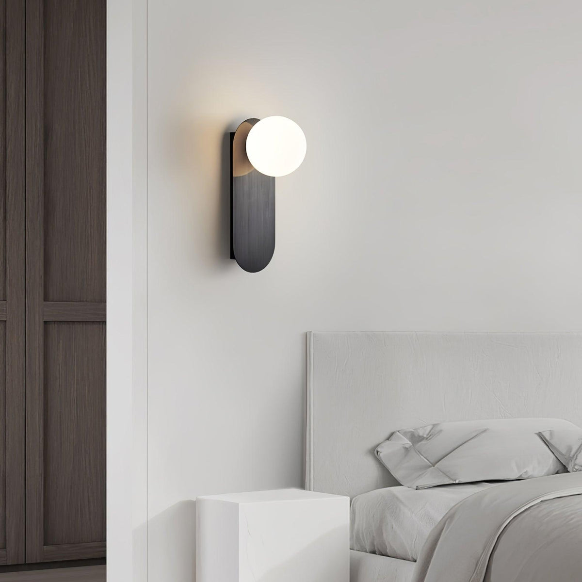 Eiralina vägglampa med platt bas, glob och mässingsfärgat glas