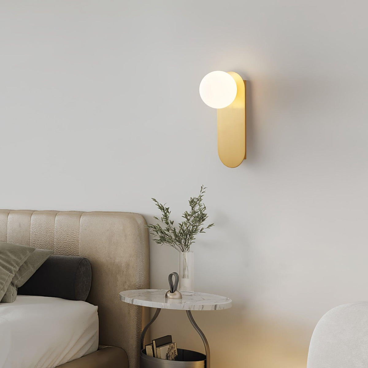 Eiralina vägglampa med platt bas, glob och mässingsfärgat glas