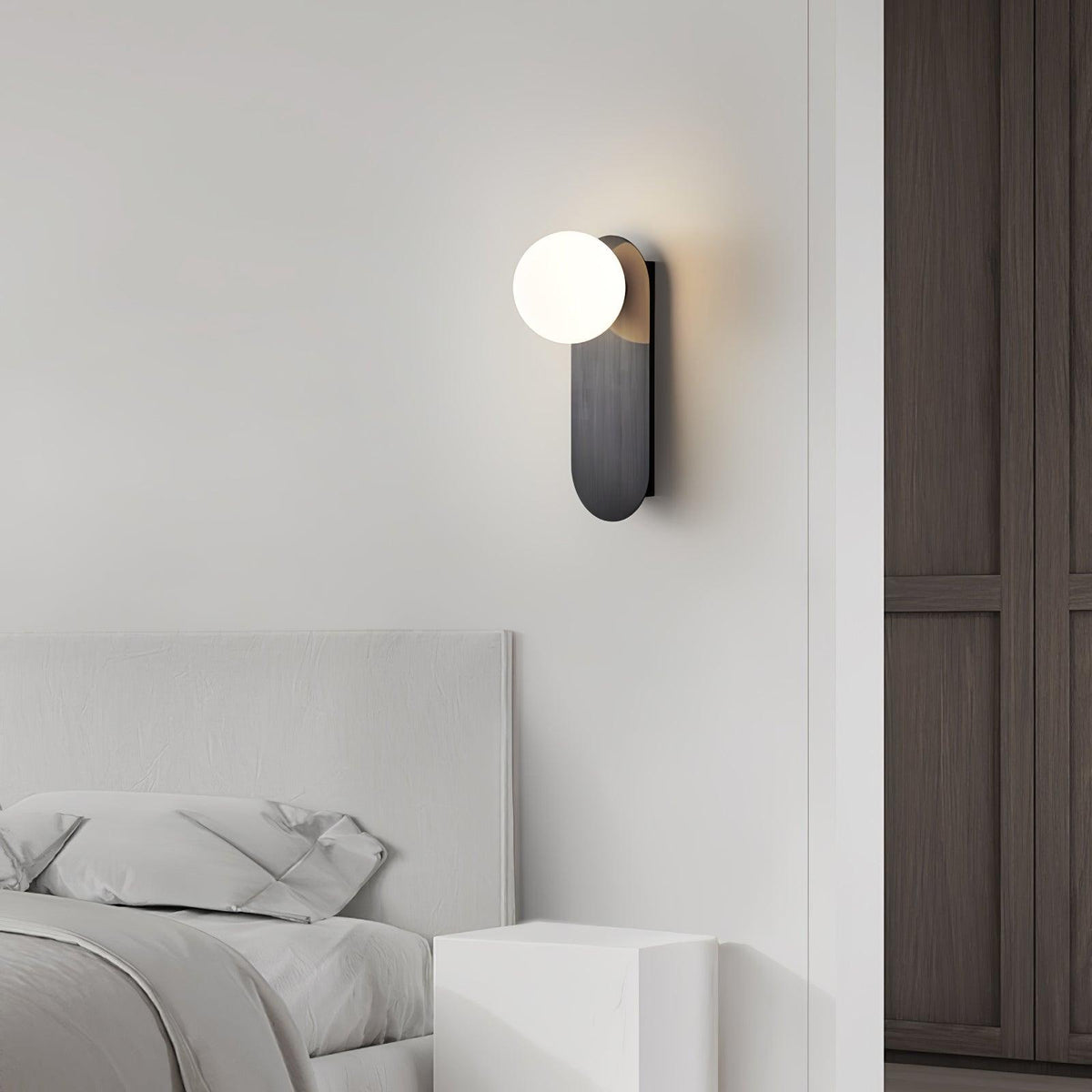 Eiralina vägglampa med platt bas, glob och mässingsfärgat glas