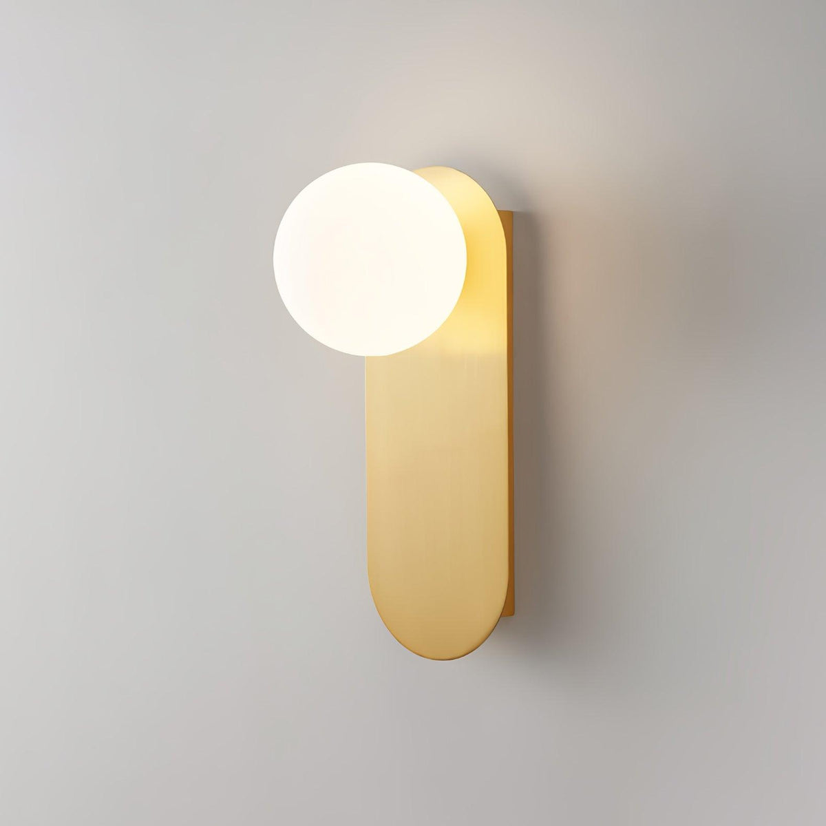 Eiralina vägglampa med platt bas, glob och mässingsfärgat glas