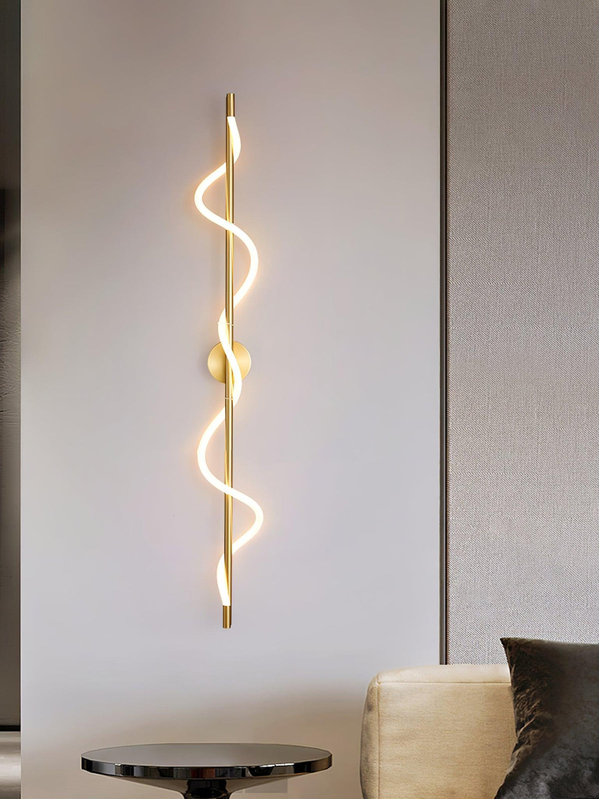 Nivelo skulpturel væglampe i messing og silikone