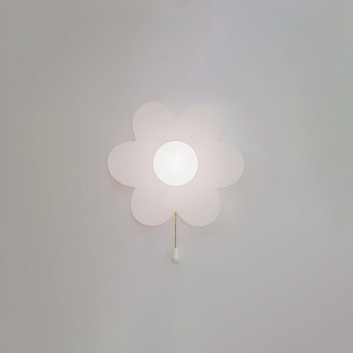 Bov nordisk kunstnerisk væglampe med blomster i harpiks