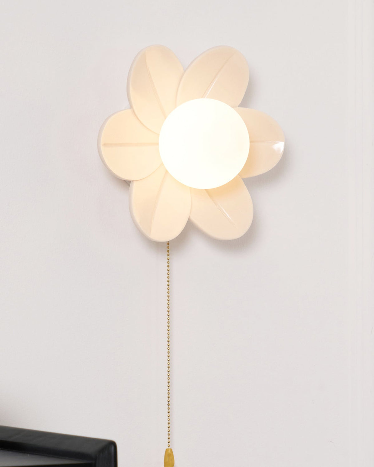 Bov nordisk kunstnerisk væglampe med blomster i harpiks