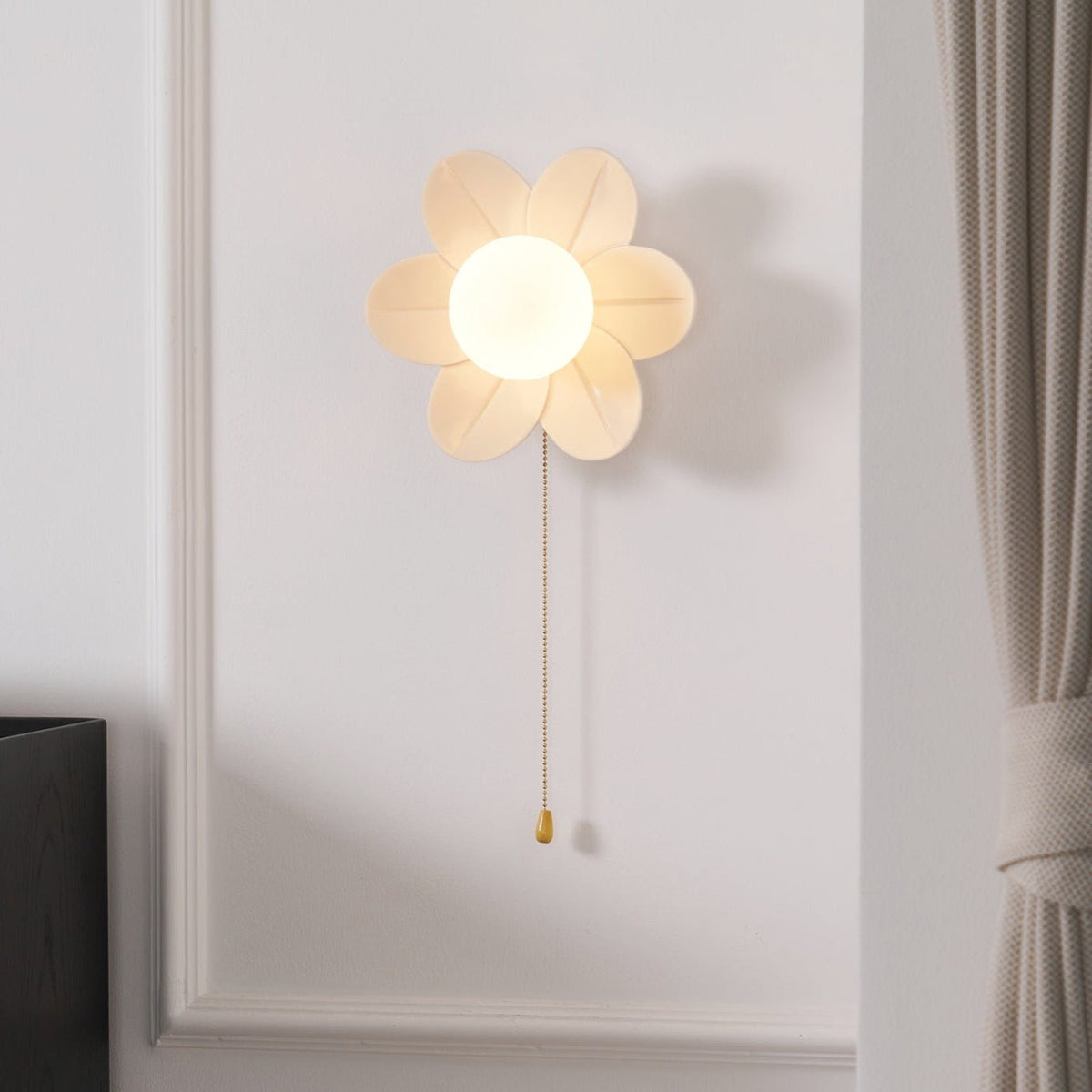 Bov nordisk kunstnerisk væglampe med blomster i harpiks