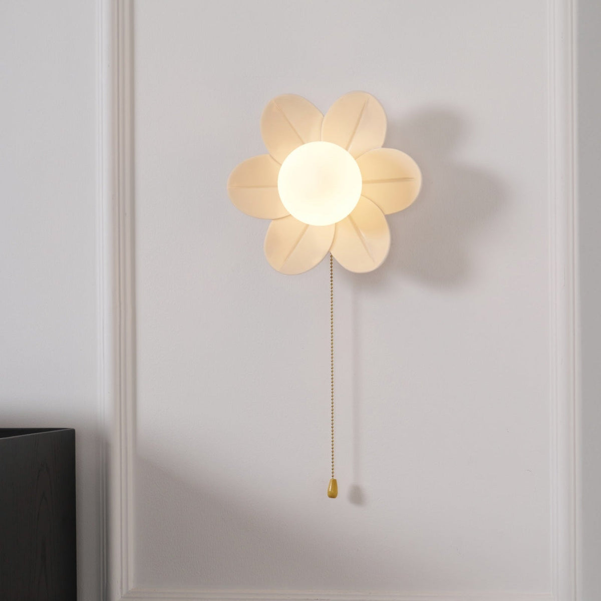 Bov nordisk kunstnerisk væglampe med blomster i harpiks