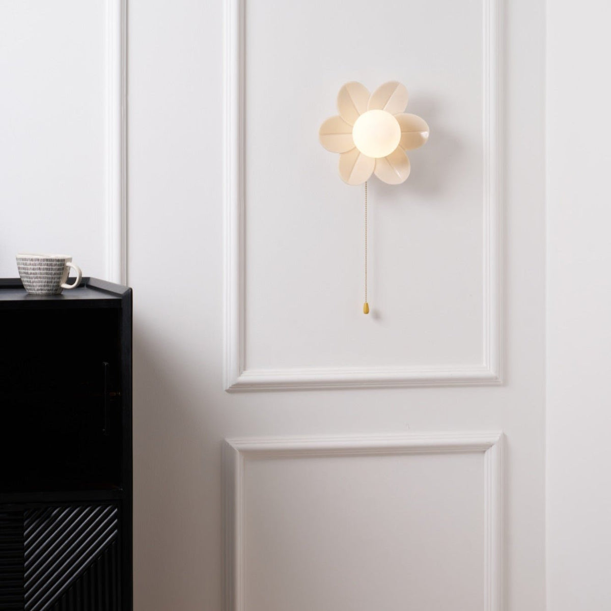 Bov nordisk kunstnerisk væglampe med blomster i harpiks