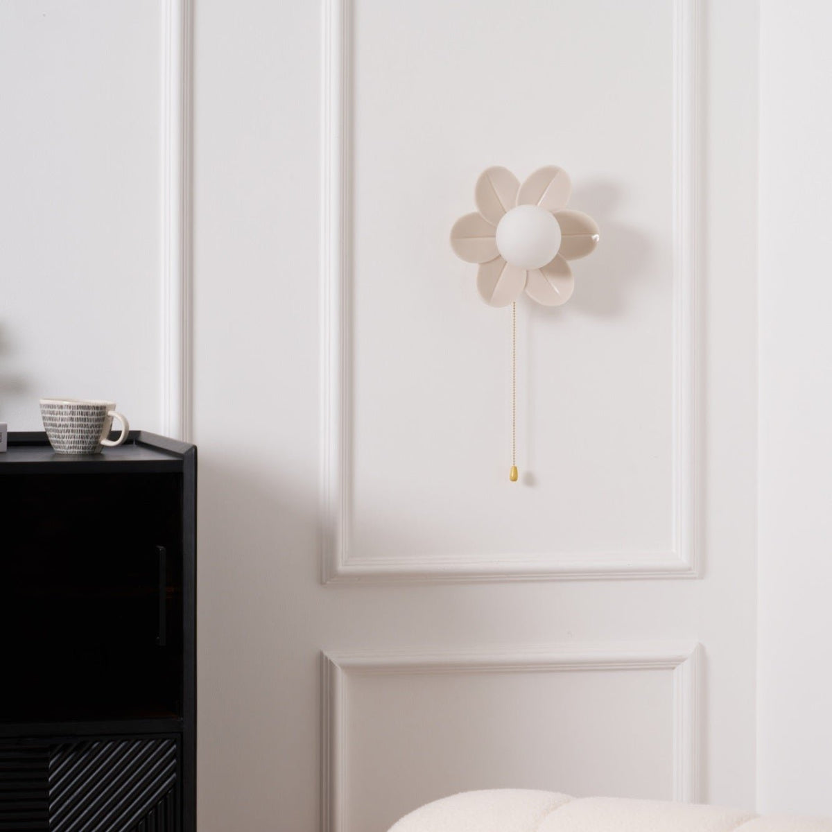 Bov nordisk kunstnerisk væglampe med blomster i harpiks
