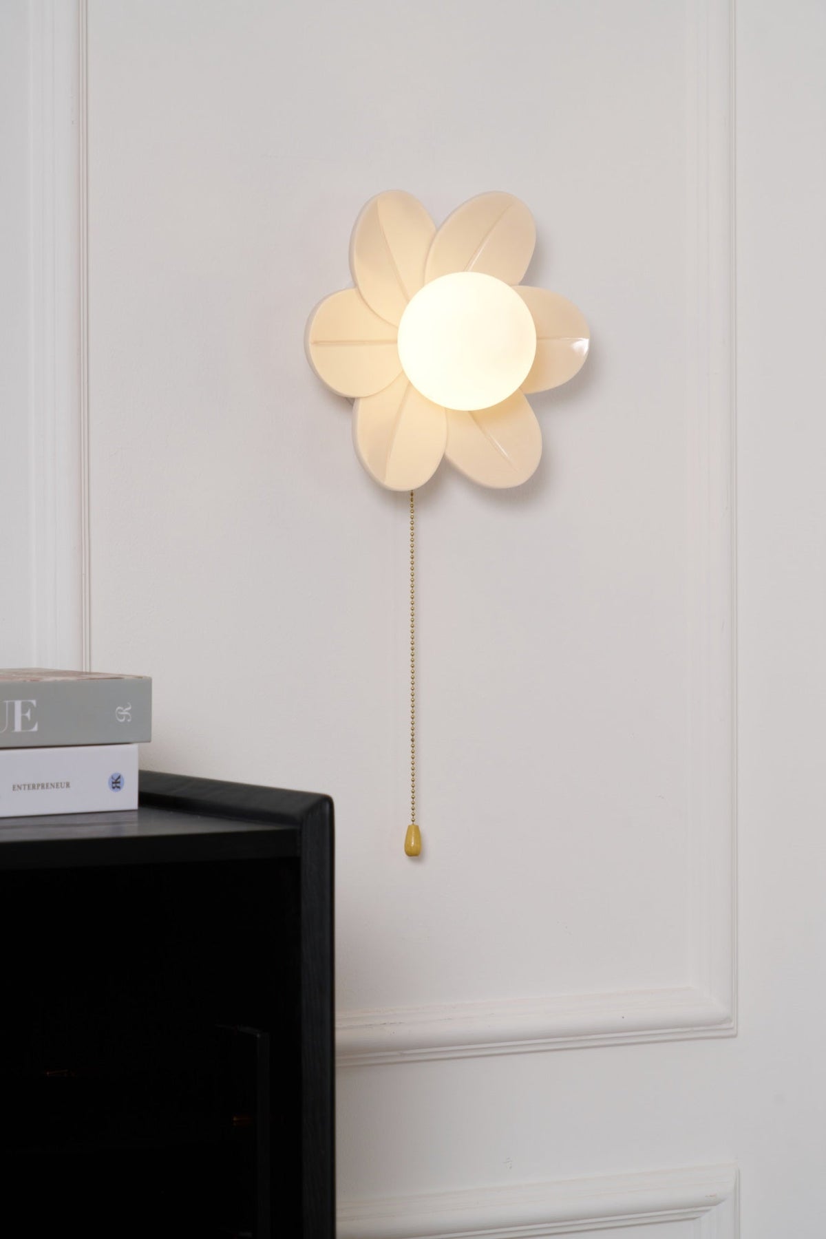 Bov nordisk kunstnerisk væglampe med blomster i harpiks