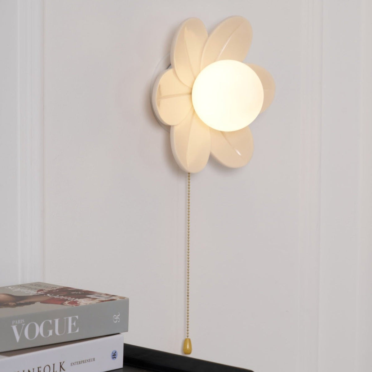 Bov nordisk kunstnerisk væglampe med blomster i harpiks