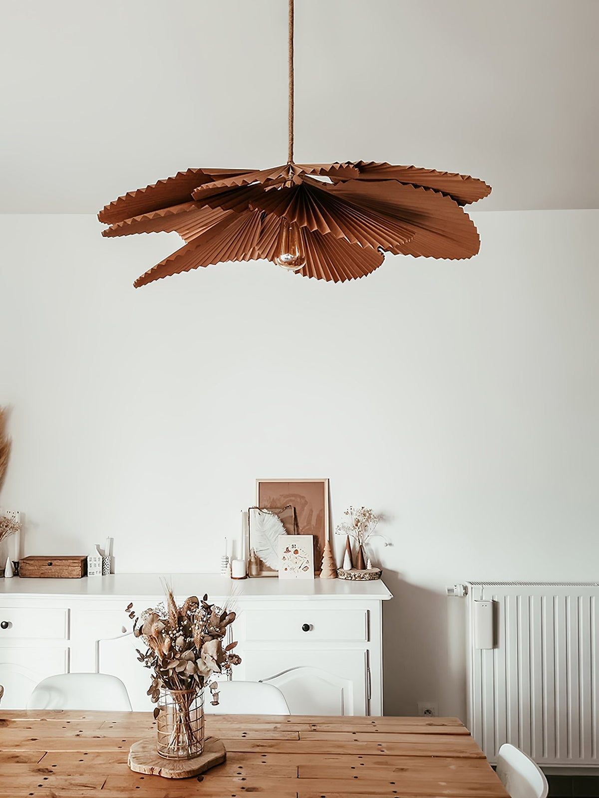 Wilto pendellampe i foldet papir med lotusbladsform og blomstermotiv
