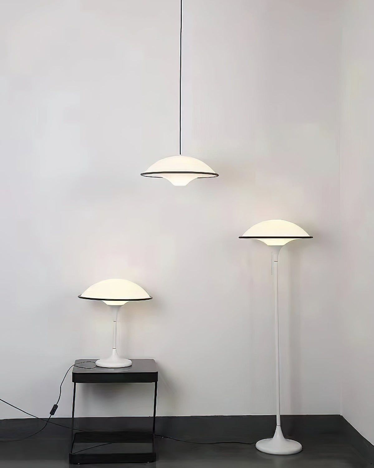 Lucoria retro-gulvlampe i akryl