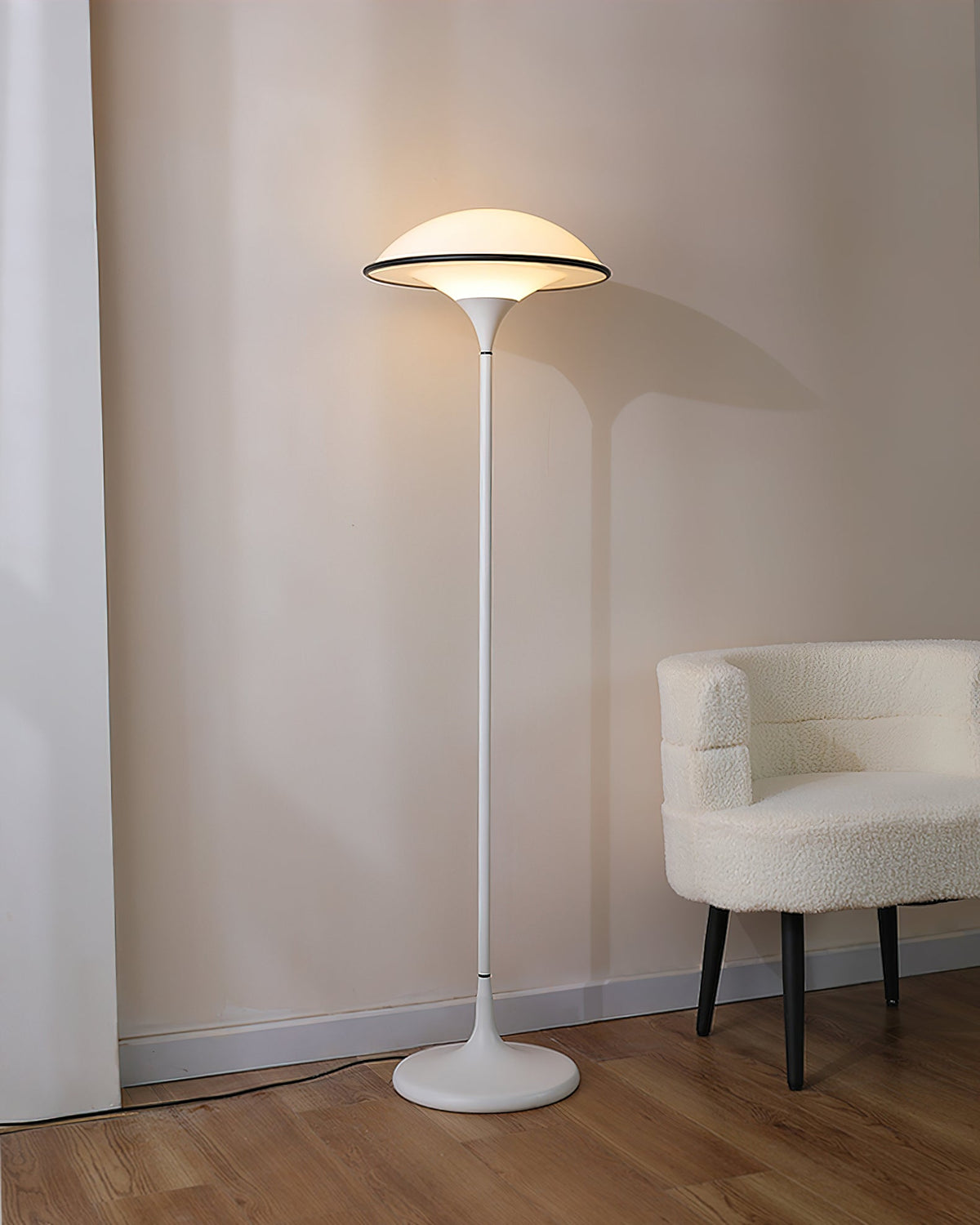 Lucoria retro-gulvlampe i akryl