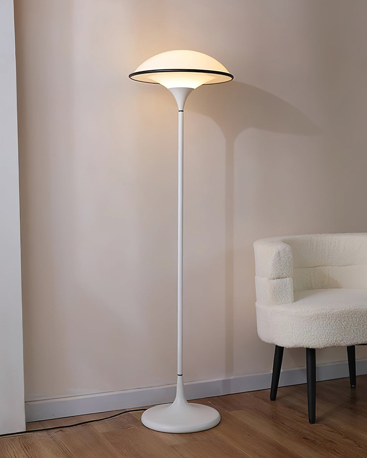 Lucoria retro-gulvlampe i akryl