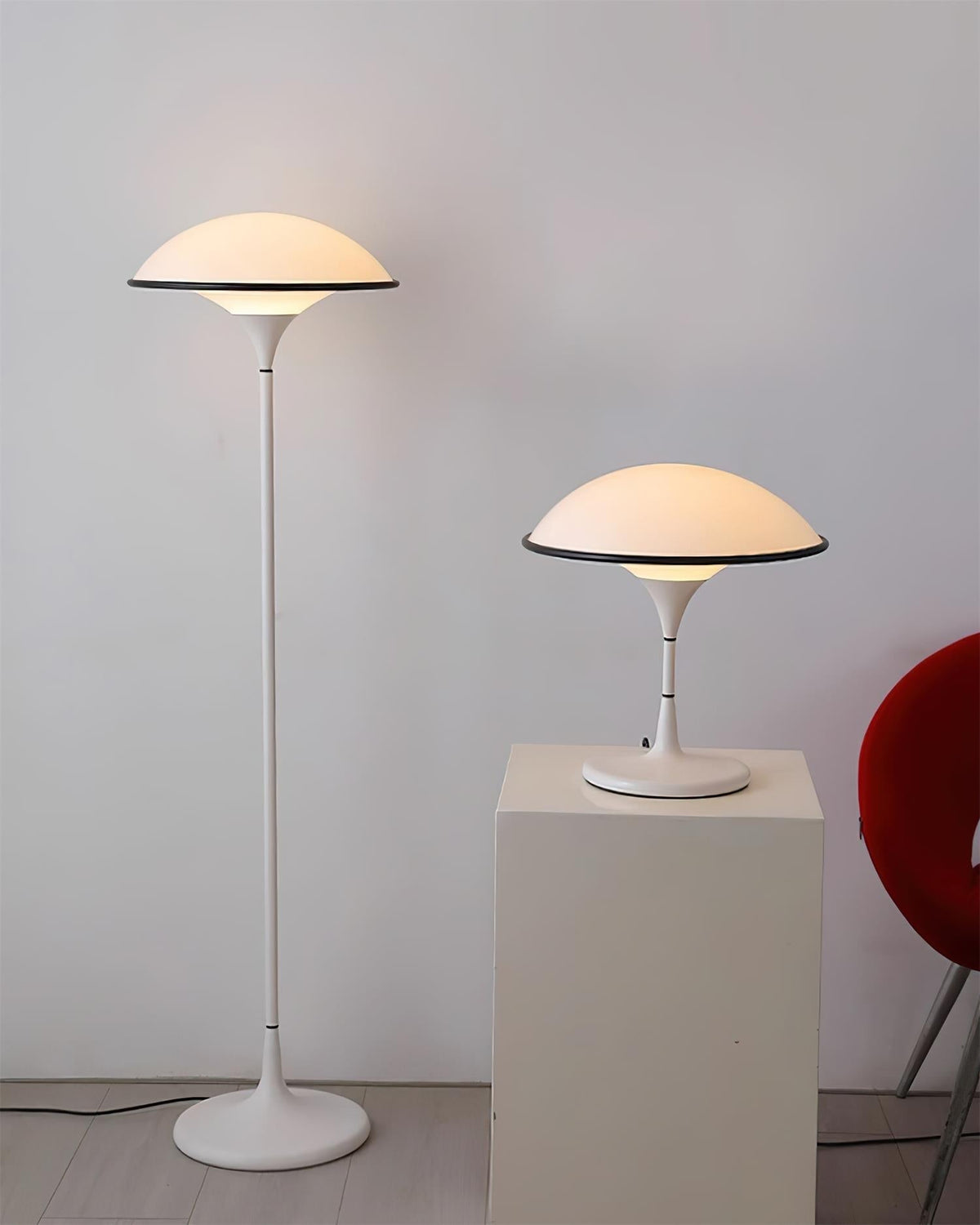 Lucoria retro-gulvlampe i akryl