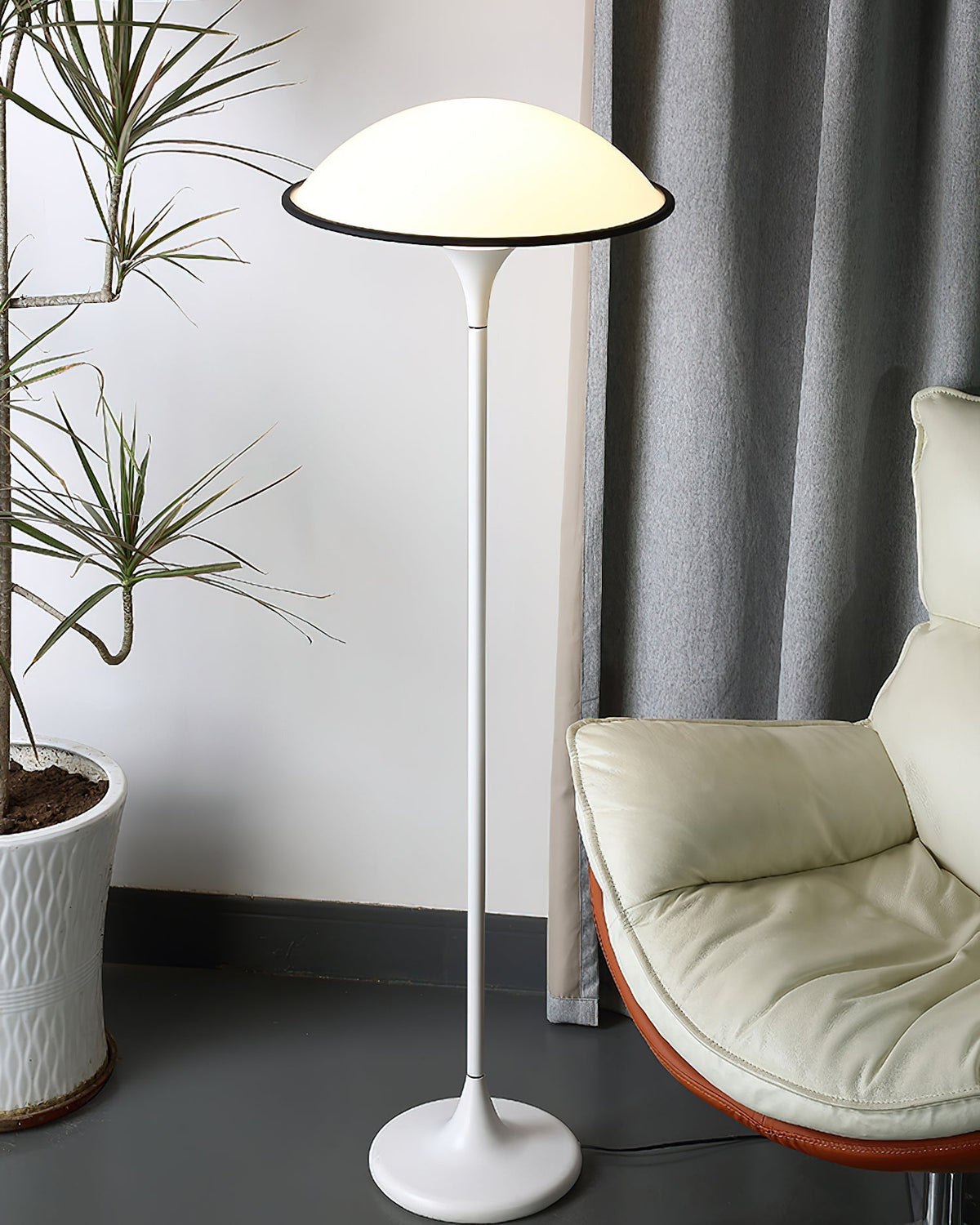 Lucoria retro-gulvlampe i akryl