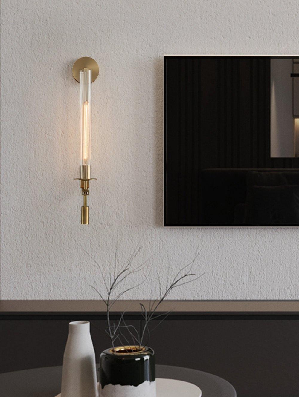 Veloora vägglampa i mässing med minimalistiskt räfflat glas