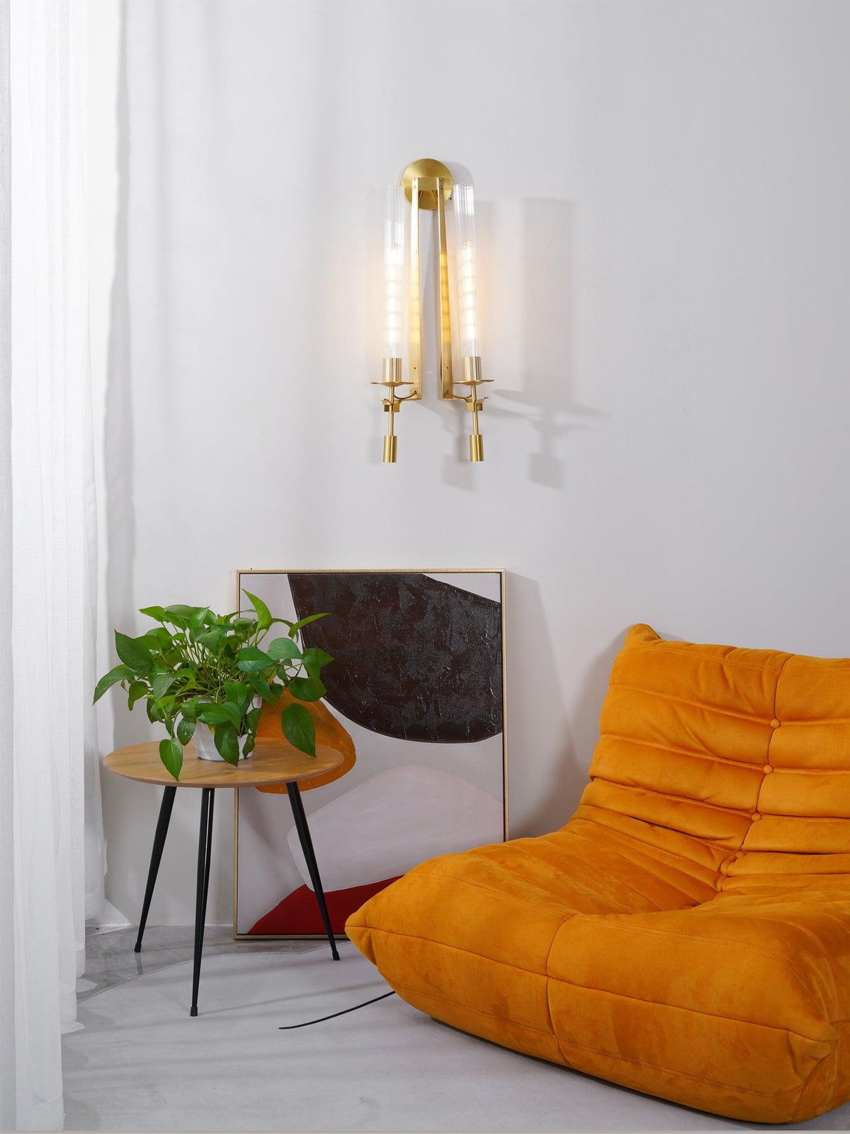 Veloora vägglampa i mässing med minimalistiskt räfflat glas