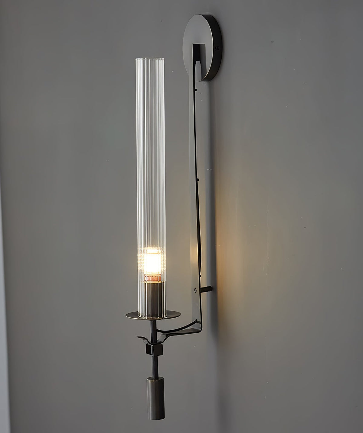 Veloora vägglampa i mässing med minimalistiskt räfflat glas