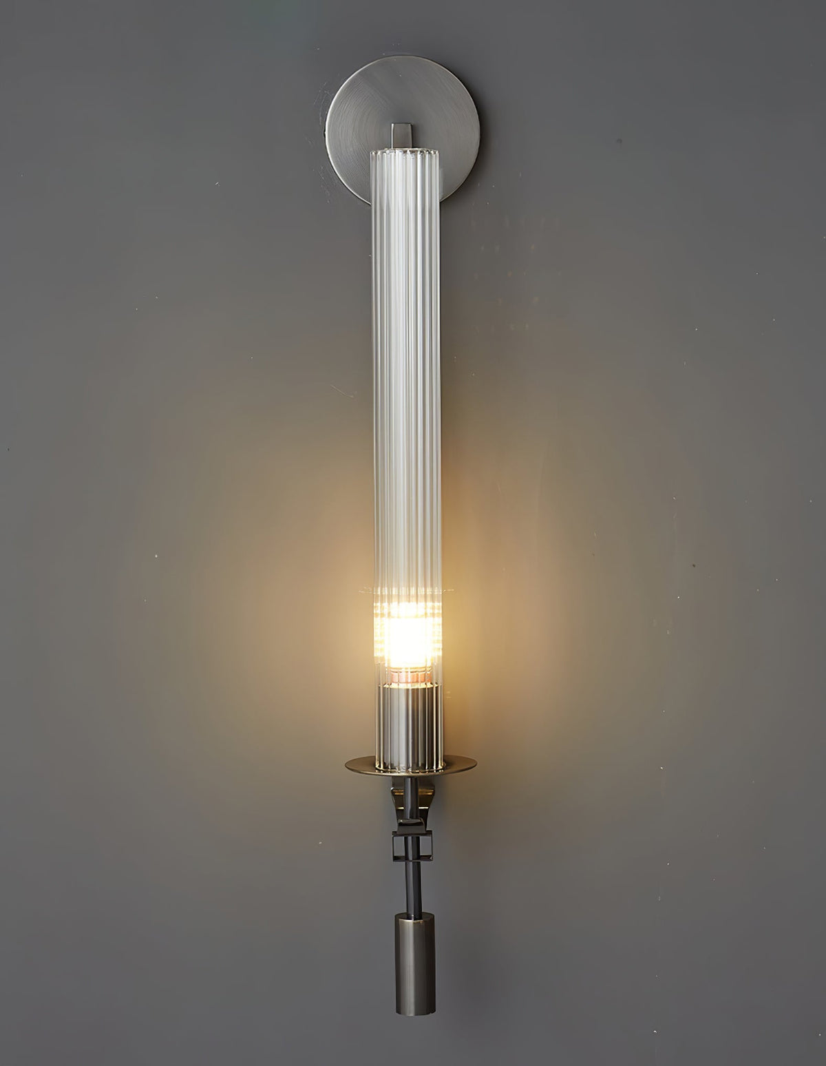 Veloora vägglampa i mässing med minimalistiskt räfflat glas