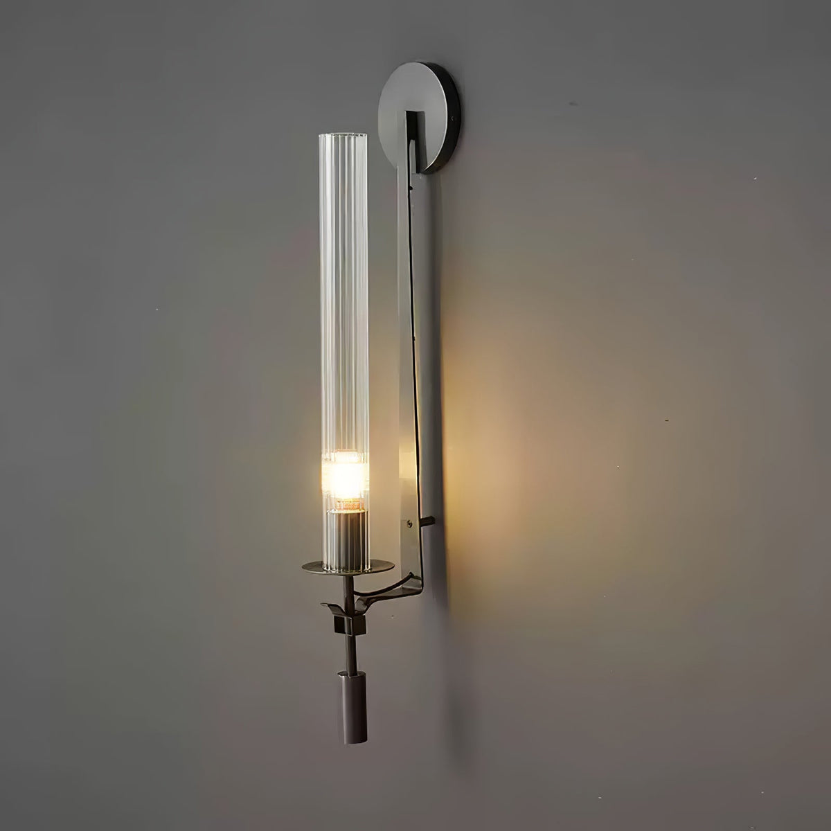 Veloora vägglampa i mässing med minimalistiskt räfflat glas