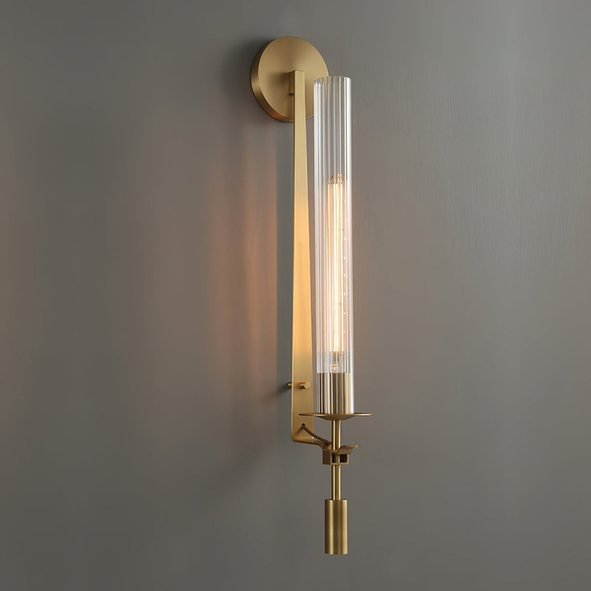Veloora vägglampa i mässing med minimalistiskt räfflat glas