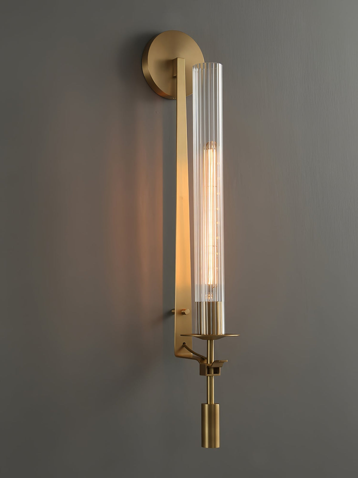 Veloora vägglampa i mässing med minimalistiskt räfflat glas