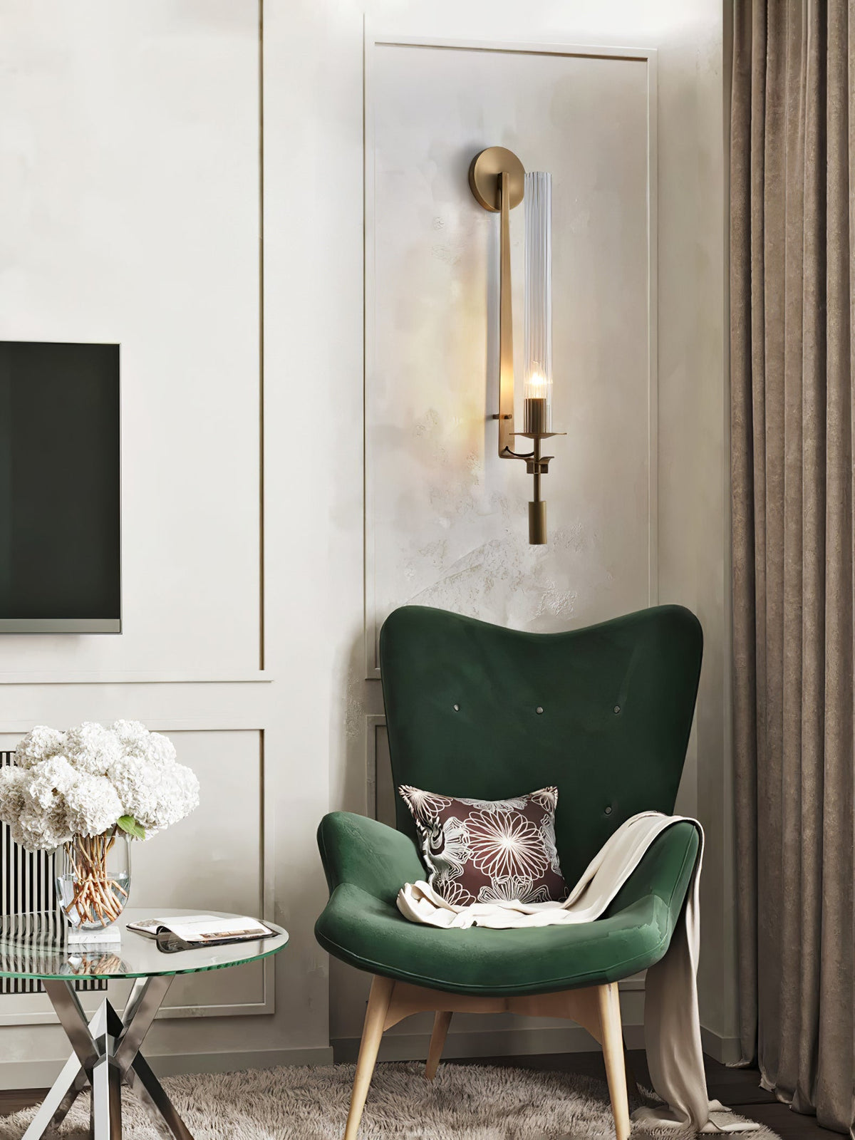 Veloora vägglampa i mässing med minimalistiskt räfflat glas