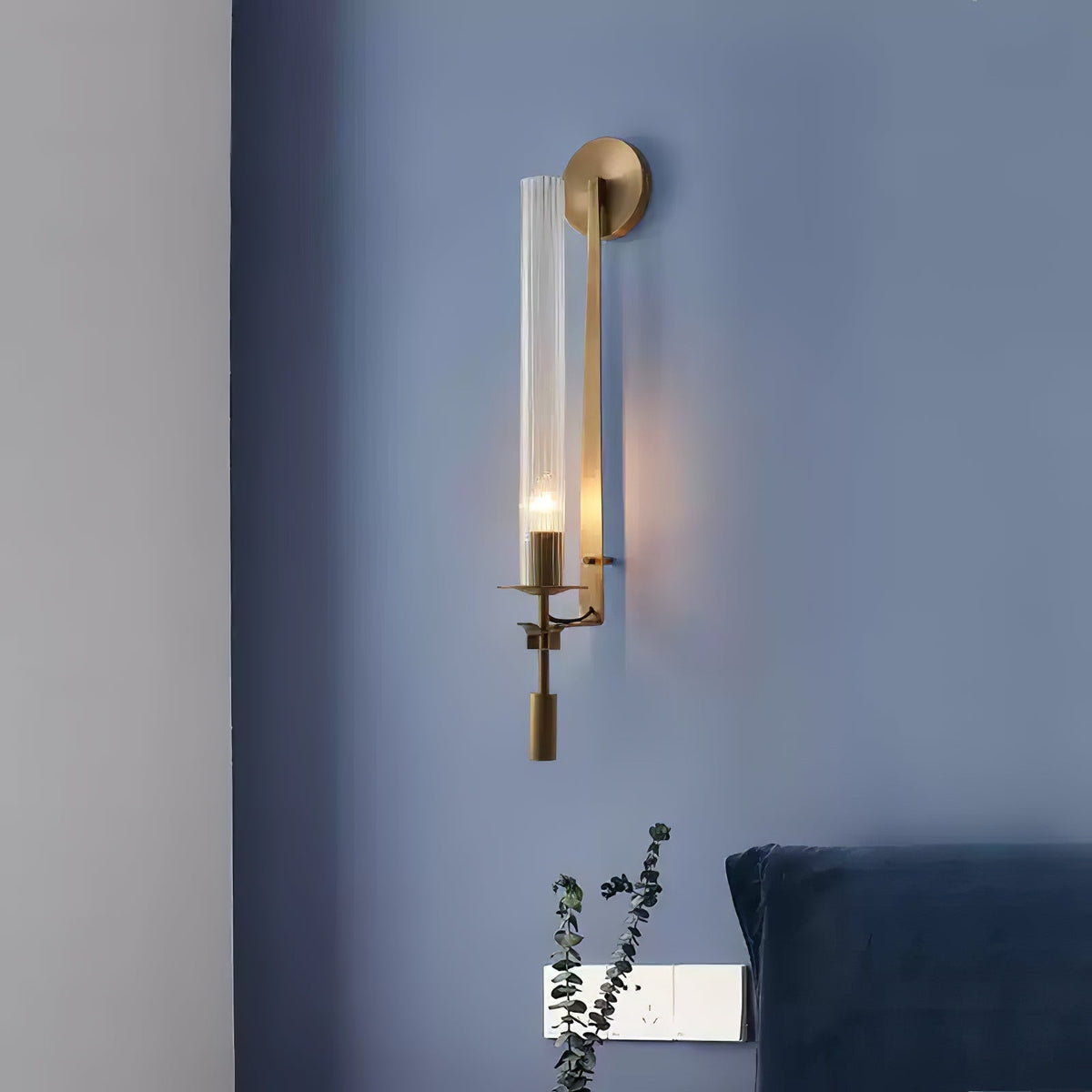 Veloora vägglampa i mässing med minimalistiskt räfflat glas