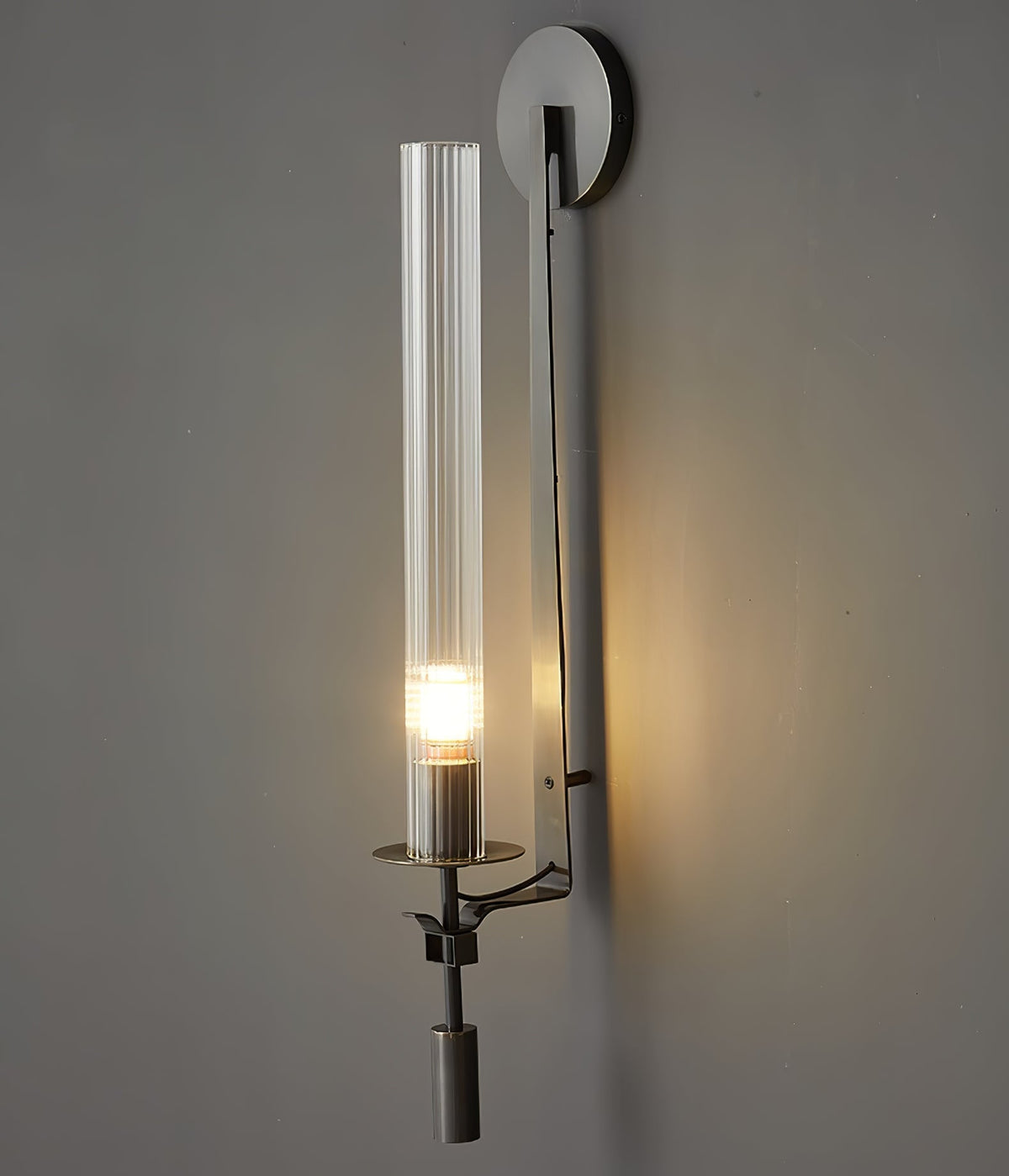 Veloora vägglampa i mässing med minimalistiskt räfflat glas