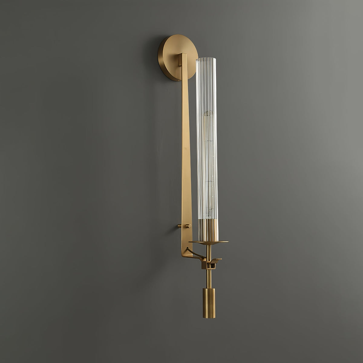 Veloora vägglampa i mässing med minimalistiskt räfflat glas