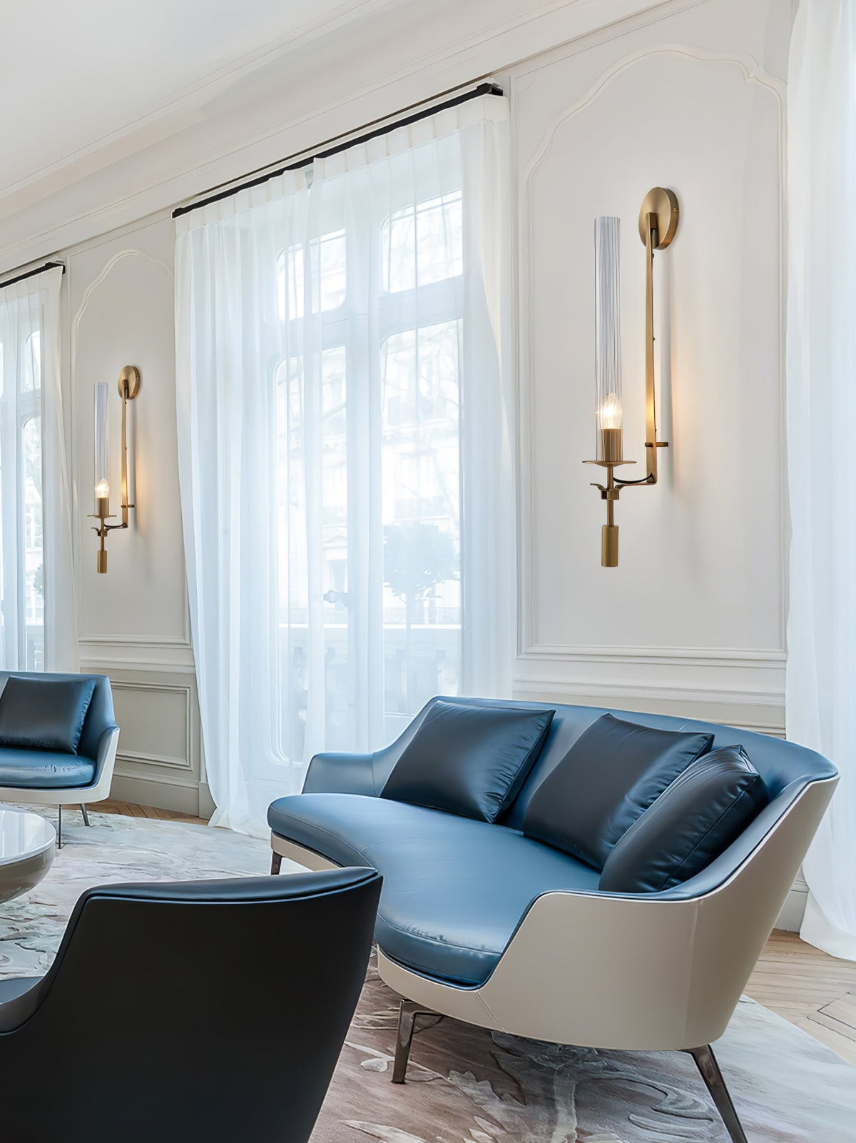 Veloora vägglampa i mässing med minimalistiskt räfflat glas
