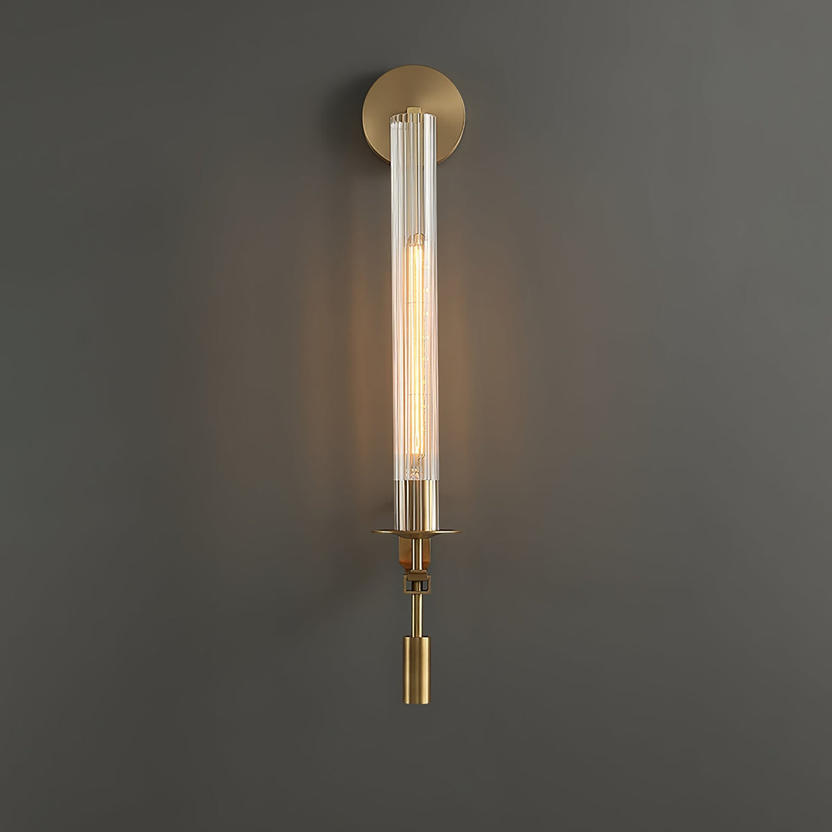 Veloora vägglampa i mässing med minimalistiskt räfflat glas
