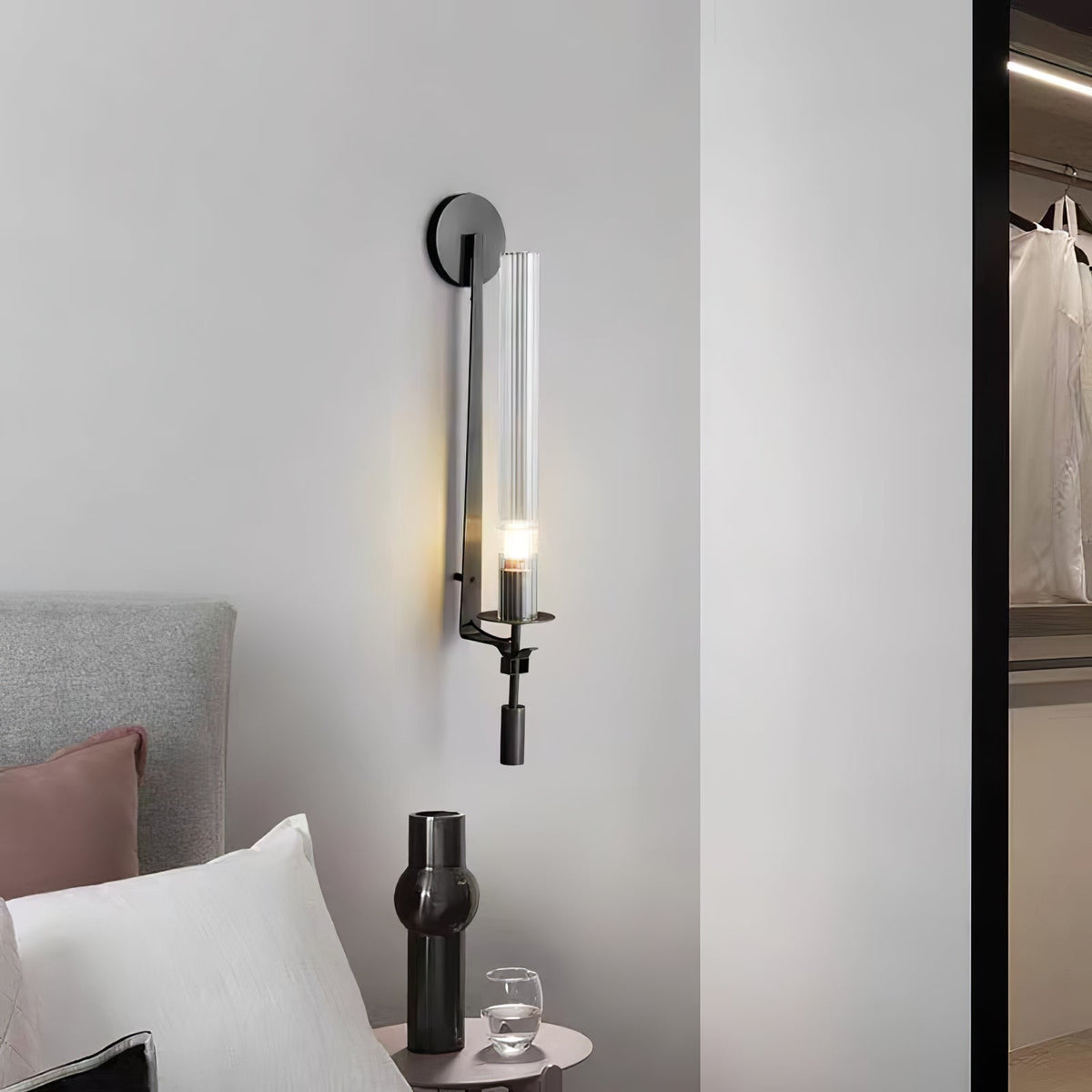 Veloora vägglampa i mässing med minimalistiskt räfflat glas