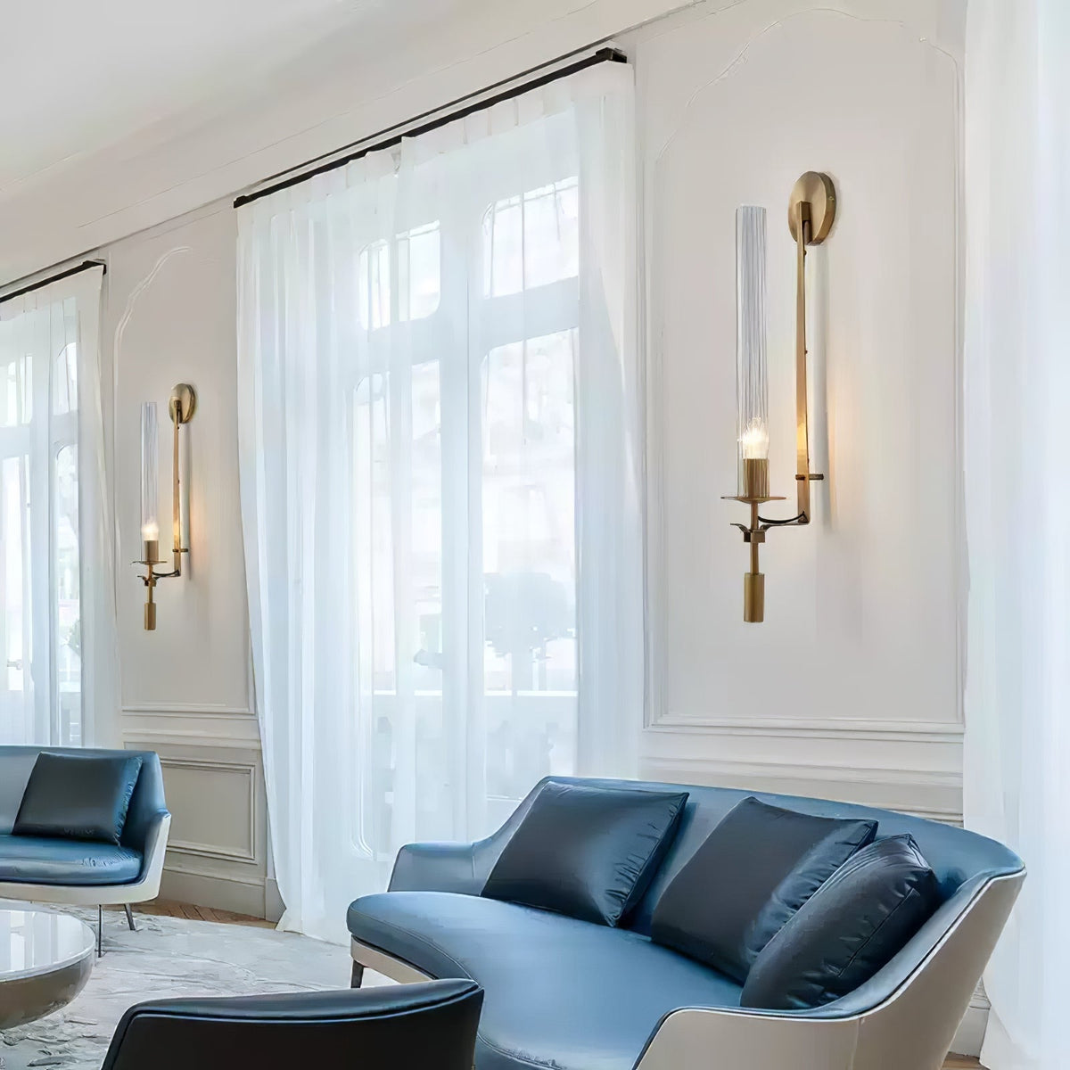 Veloora vägglampa i mässing med minimalistiskt räfflat glas