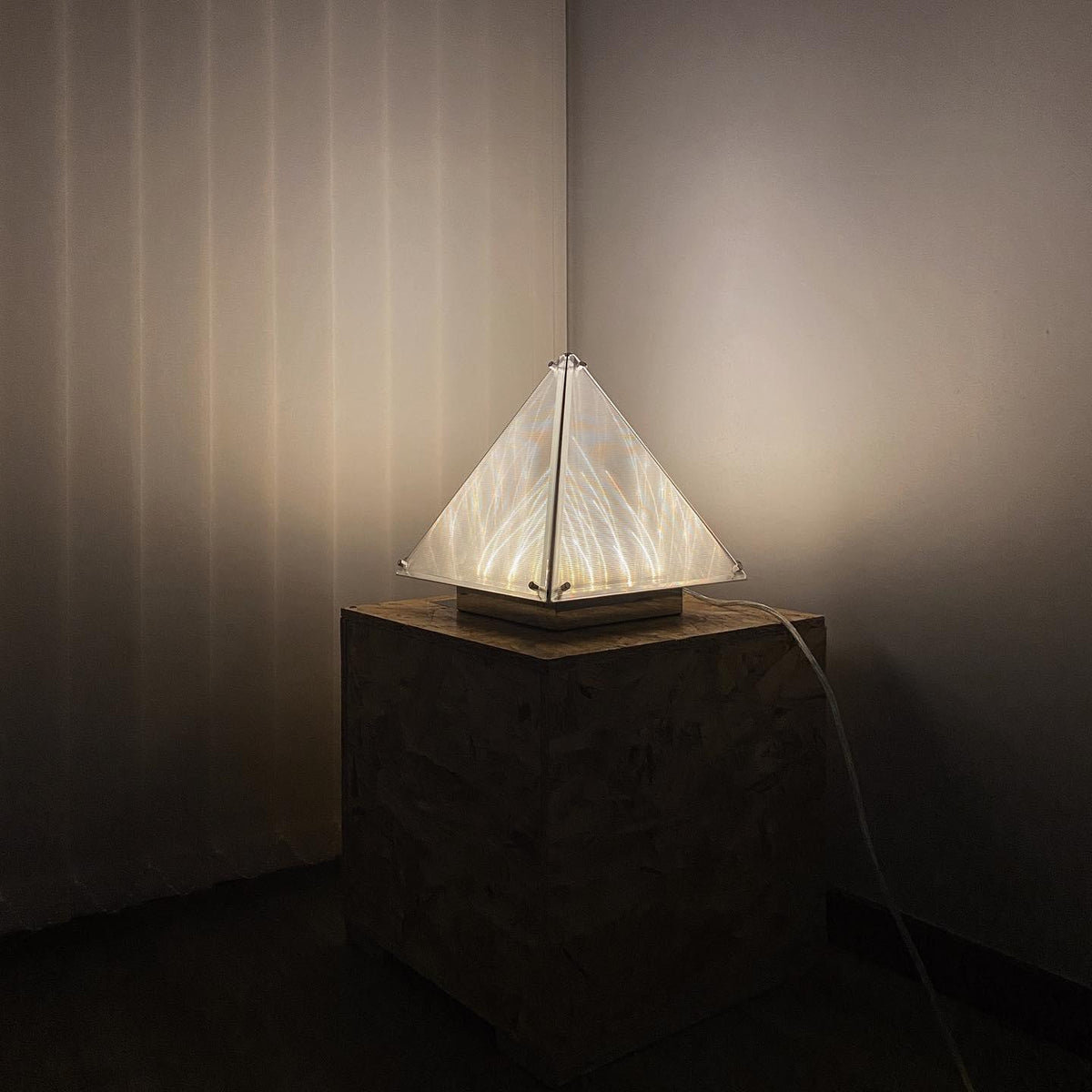 Mymiryre-pyramidinmuotoinen lasipöytävalaisin