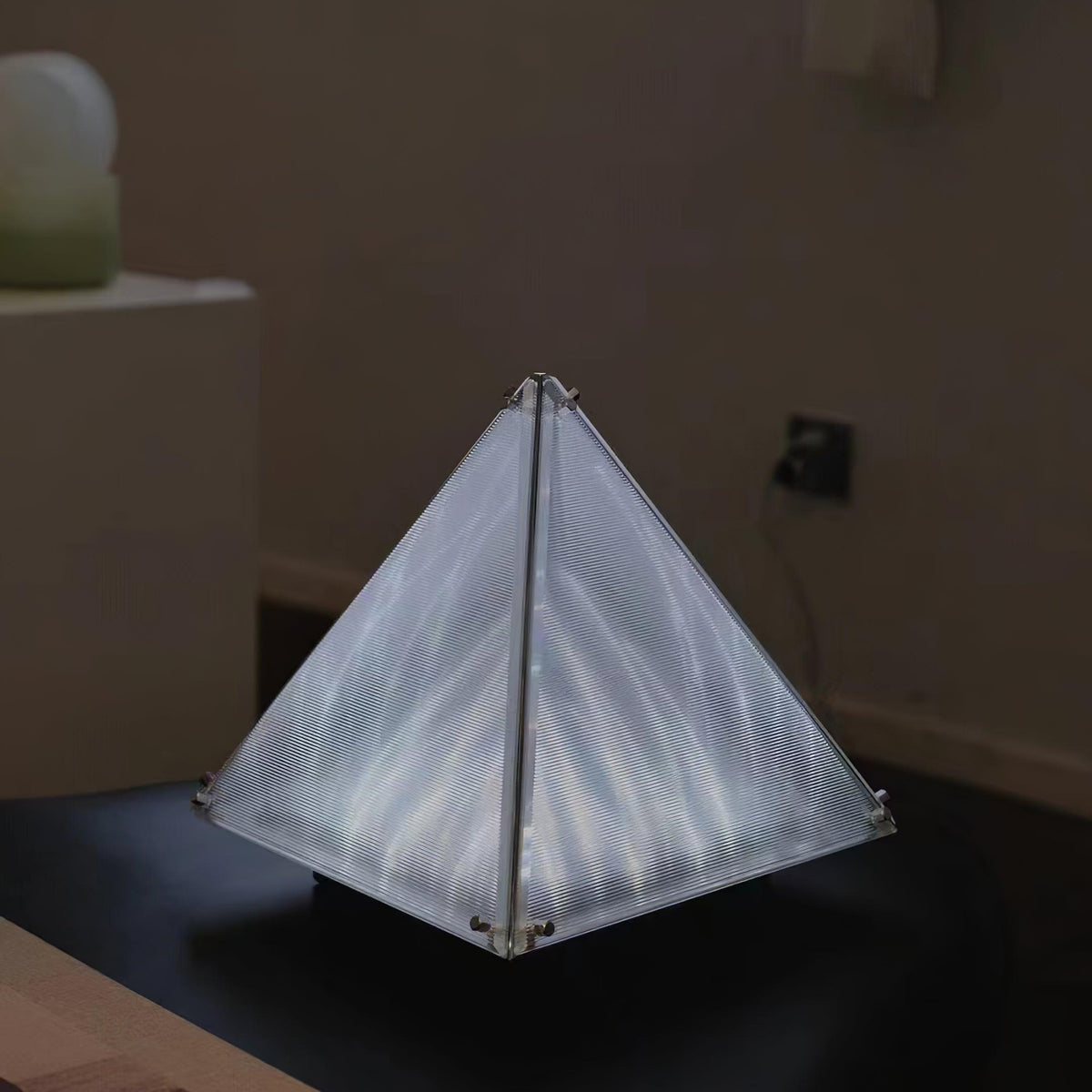 Mymiryre-pyramidinmuotoinen lasipöytävalaisin