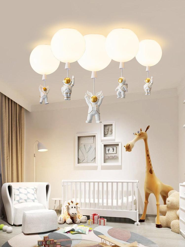 Nirerira loftslampe i akryl med ballon og astronaut, legende design til børneværelset