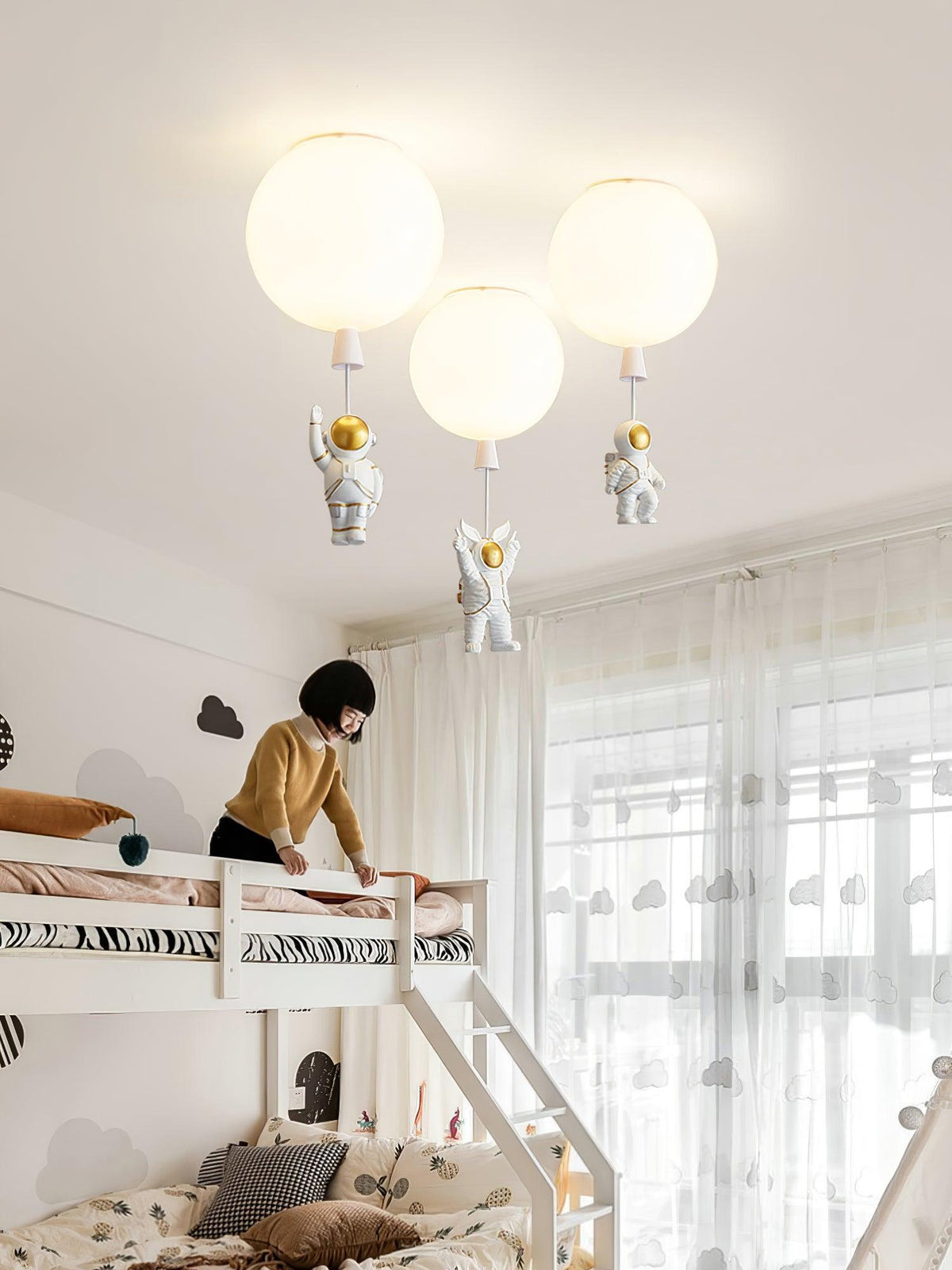 Nirerira loftslampe i akryl med ballon og astronaut, legende design til børneværelset