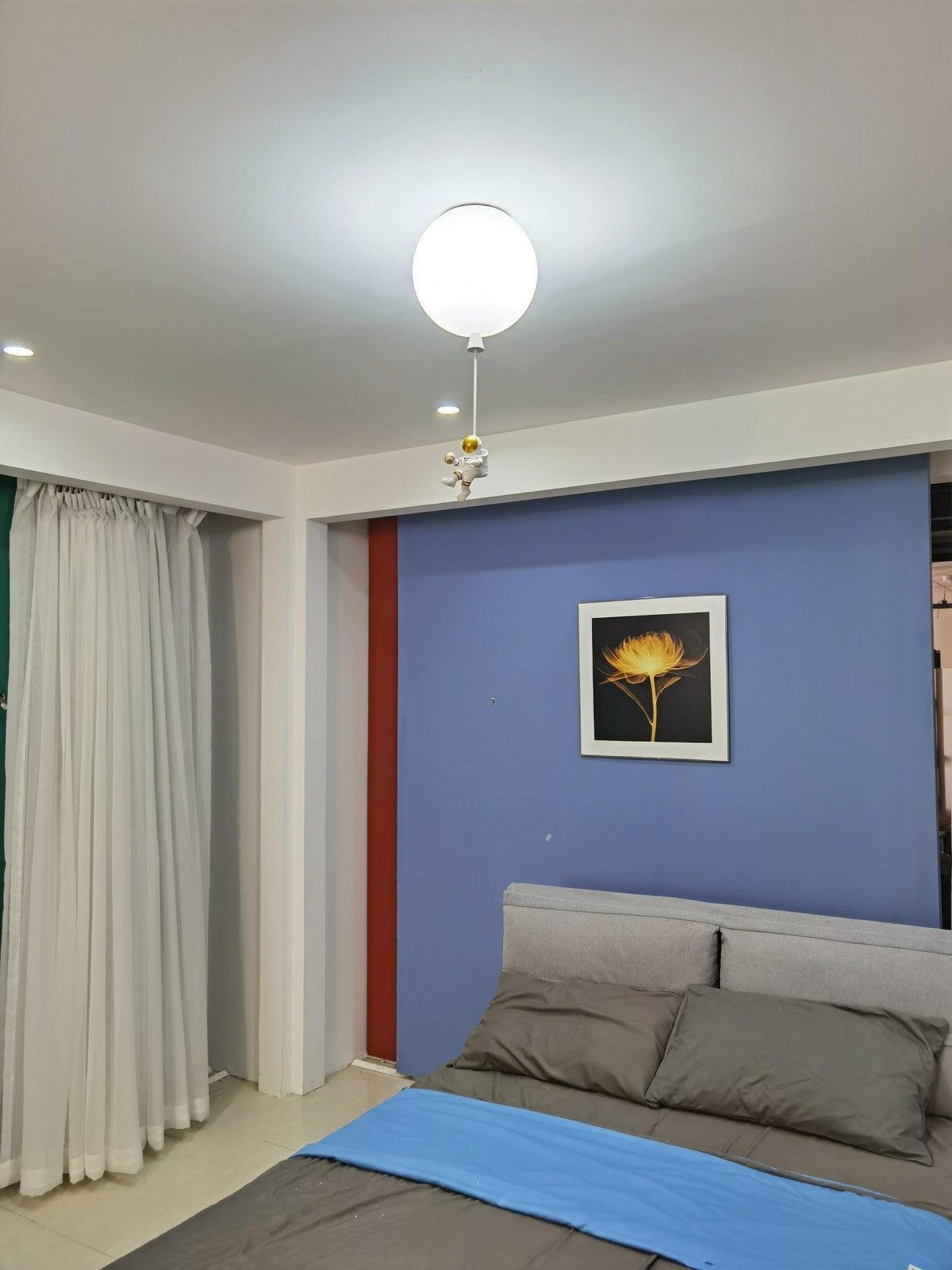 Nirerira loftslampe i akryl med ballon og astronaut, legende design til børneværelset