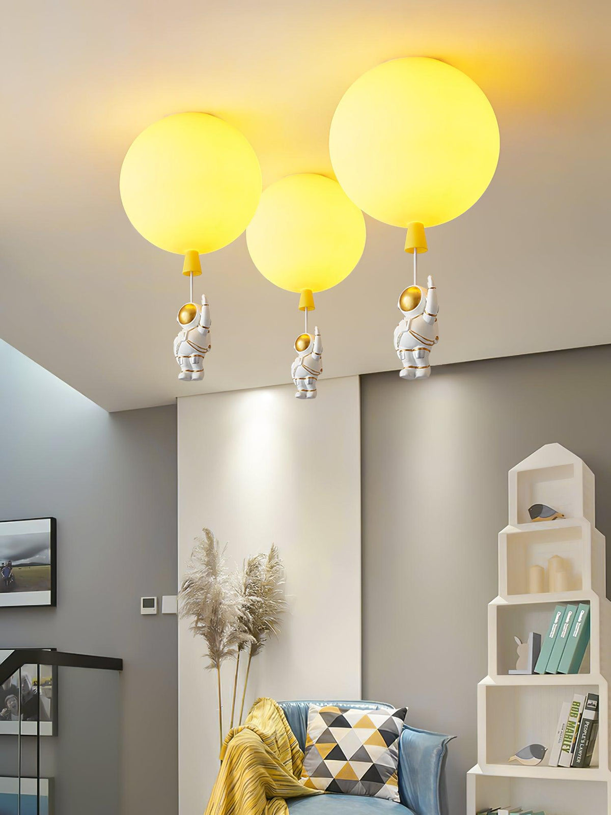 Nirerira loftslampe i akryl med ballon og astronaut, legende design til børneværelset