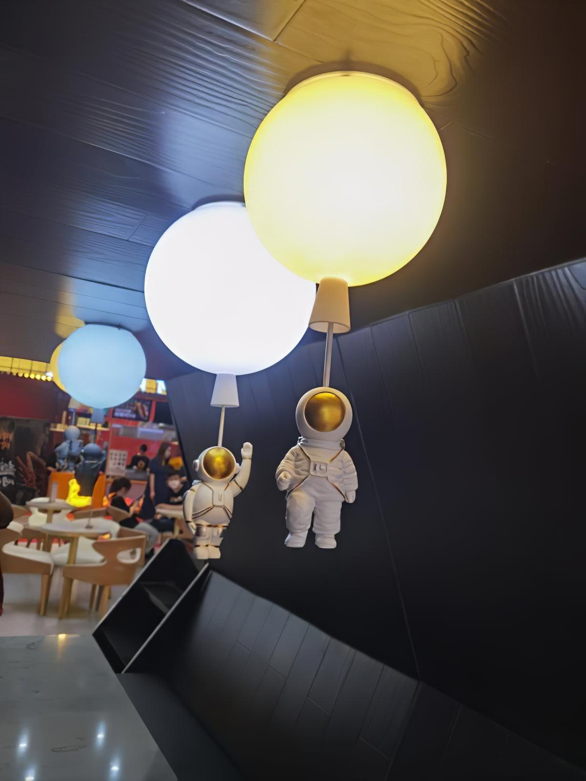 Nirerira loftslampe i akryl med ballon og astronaut, legende design til børneværelset