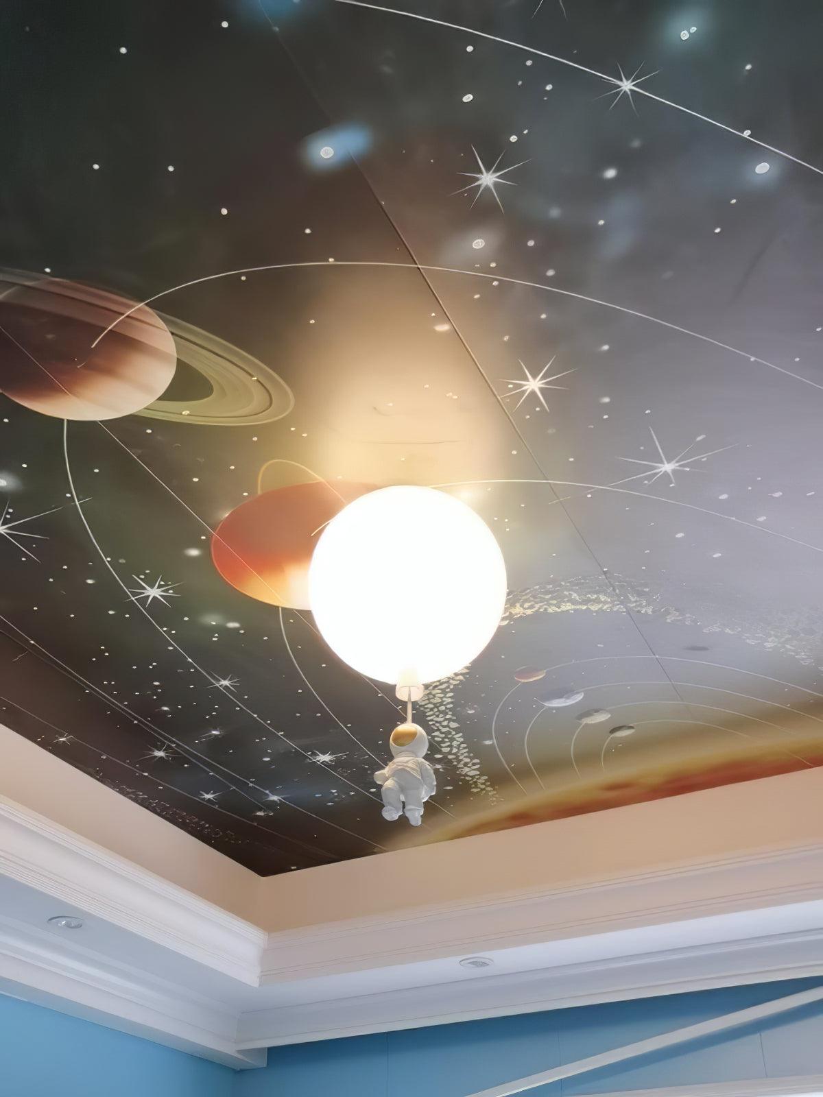 Nirerira loftslampe i akryl med ballon og astronaut, legende design til børneværelset