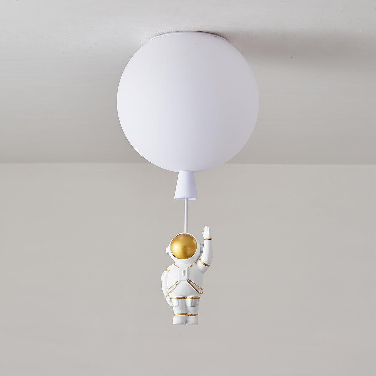 Nirerira loftslampe i akryl med ballon og astronaut, legende design til børneværelset