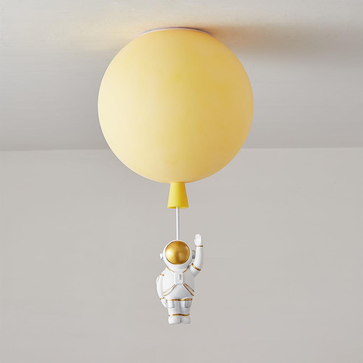 Nirerira loftslampe i akryl med ballon og astronaut, legende design til børneværelset